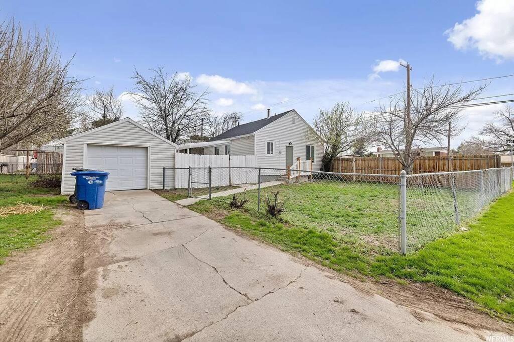 Cute Entire Small House With Large Yard! Pets Welcome! West Valley City Eksteriør billede