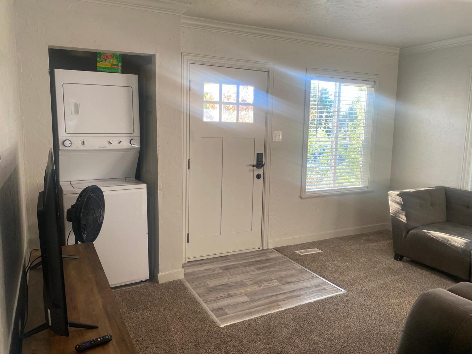 Cute Entire Small House With Large Yard! Pets Welcome! West Valley City Eksteriør billede